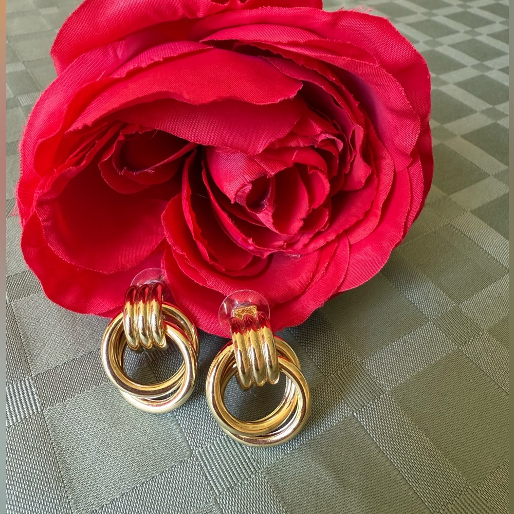 NWOT BaubleBar Interlocking Hoop Earrings - Picture 4 of 6